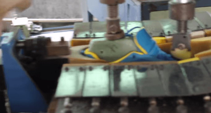 shoe assembly line Video- pressing